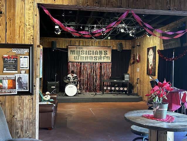 Escenario del Woodshed decorado con guirnaldas para evento