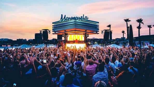 Concierto en vivo en el escenario principal del Marmarela con multitud animada