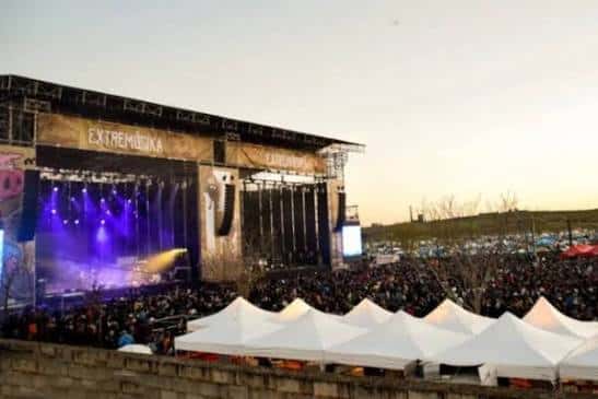 Concierto nocturno en el Recinto Hípico con escenario iluminado y público