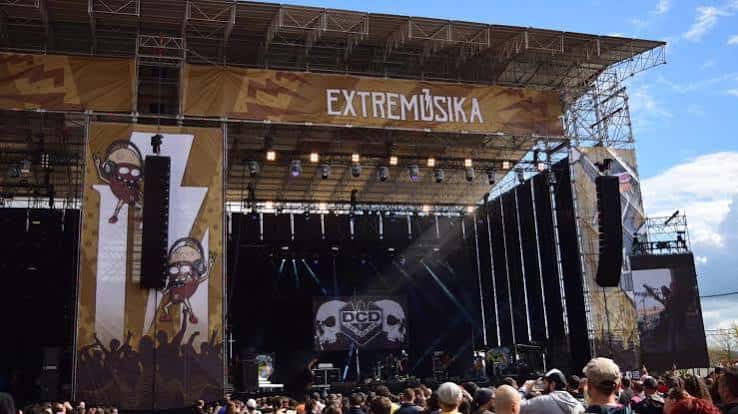 Escenario principal del festival Extremusika en el Recinto Hípico durante el día