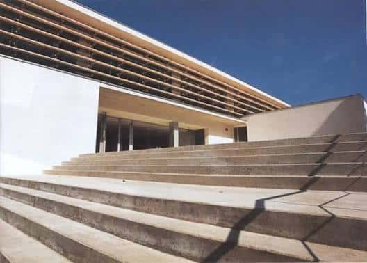 Detalle arquitectónico de la escalinata y entrada de la Escola Saavedra