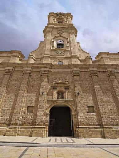 Fachada principal de la basílica con puerta de entrada y detalles arquitectónicos barrocos