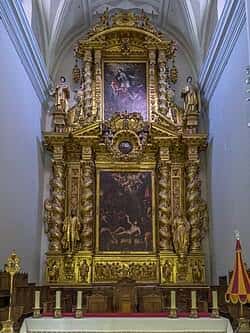 Altar mayor dorado y ornamentado en el interior de la basílica