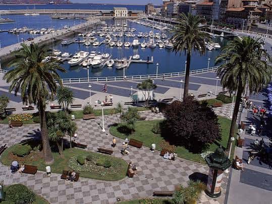Vista aérea de los Jardines de la Reina con palmeras y paseo junto al puerto