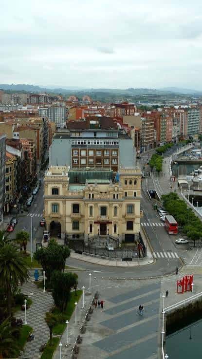 Panorámica de los Jardines de la Reina con el Banco Urquijo al fondo