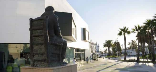 Escultura del Camarón frente al Centro de Interpretación Camarón de la Isla
