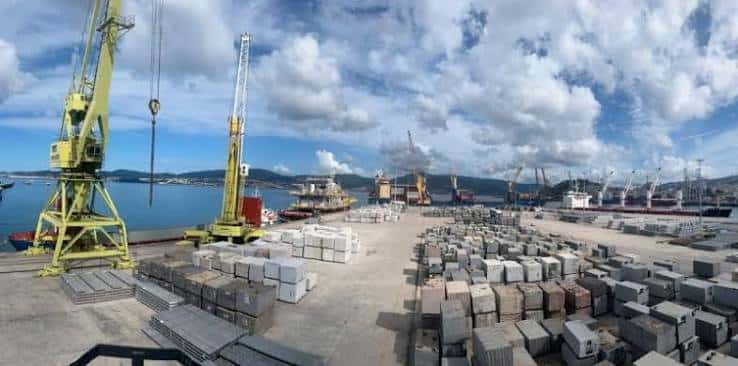Vista panorámica del puerto de Vigo con grúas y contenedores de Kaleido