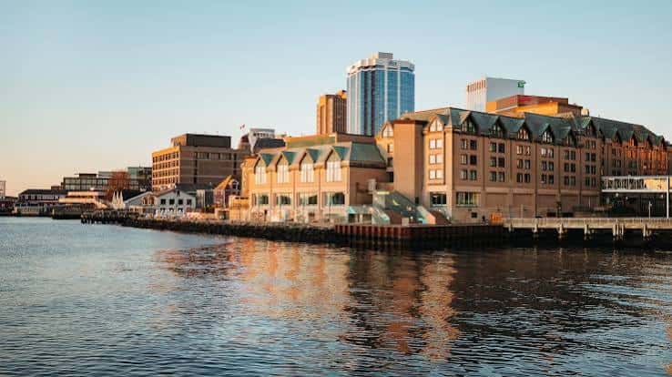 Vista panorámica del hotel Halifax Marriott Harbourfront desde el puerto al atardecer