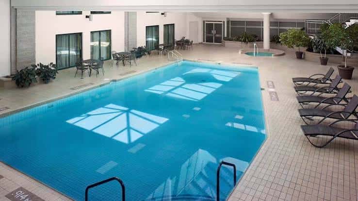 Piscina interior con tumbonas y zona de descanso