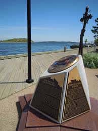 Vista del monumento conmemorativo acadiano en Halifax con el mar de fondo