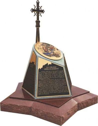 Monumento conmemorativo del Gran Dérangement con cruz y placa histórica
