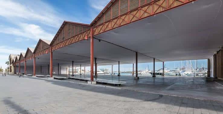 Interior del Tinglado 2 mostrando su estructura metálica y espacio diáfano ideal para eventos