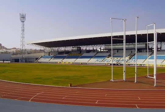 Vista general del Estadio Iberoamericano de Atletismo con pista de atletismo y gradas vacías