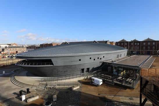 Vista aérea del Museo Mary Rose con su distintiva fachada en forma de casco de barco