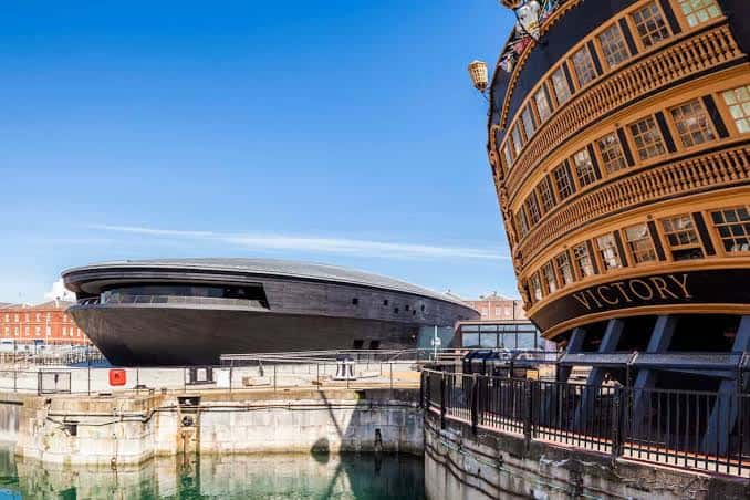 Exterior del Museo Mary Rose junto al HMS Victory en el puerto histórico de Portsmouth
