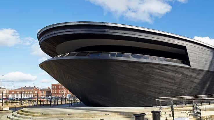 Detalle arquitectónico de la entrada principal del Museo Mary Rose bajo cielo azul