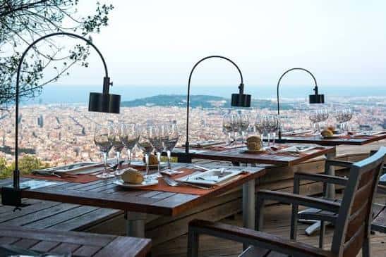 Terraza del restaurante con vistas panorámicas de Barcelona, ideal para eventos al aire libre