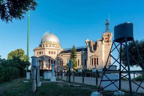 Fachada principal del Observatori Fabra con cúpula y entorno natural