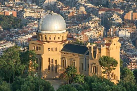 Vista aérea del Observatori Fabra sobre la ciudad de Barcelona