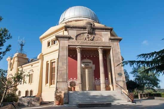 Entrada monumental del Observatori Fabra con columnas y detalles arquitectónicos