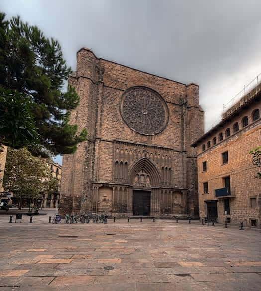 Vista exterior de la fachada gótica de la Basílica de Santa Maria del Pi