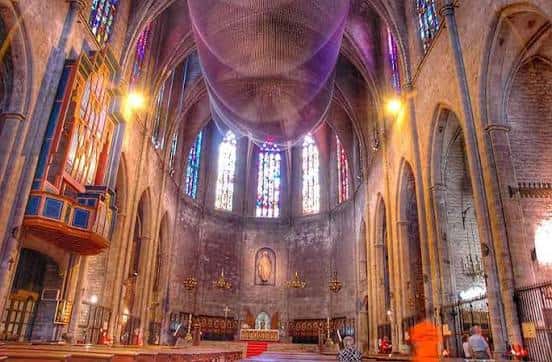 Interior de la basílica con vidrieras y órgano