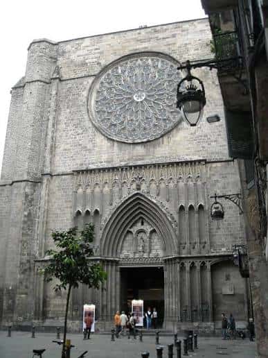 Fachada principal de la Basílica de Santa Maria del Pi con rosetón gótico
