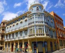 Fachada de edificio histórico con balcones ornamentados en Orihuela