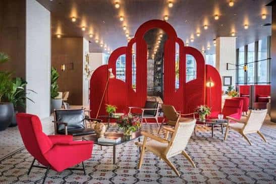 Área de lounge interior con diseño moderno y elementos decorativos rojos