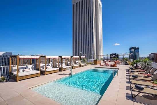 Piscina en la azotea del hotel con vistas a la ciudad