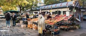 Vista de los puestos de frutas y verduras en el mercado al aire libre