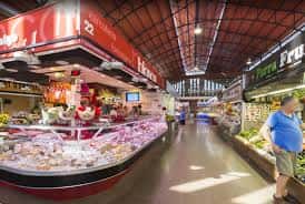 Interior del mercado con pasillos y puestos de comida