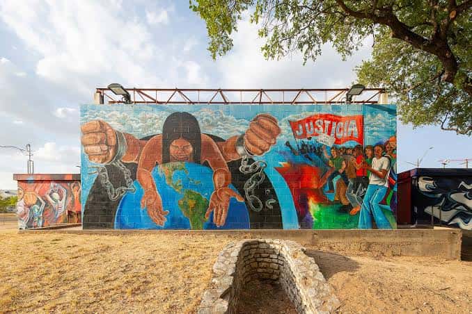 Gran mural con temática de justicia social y símbolos globales