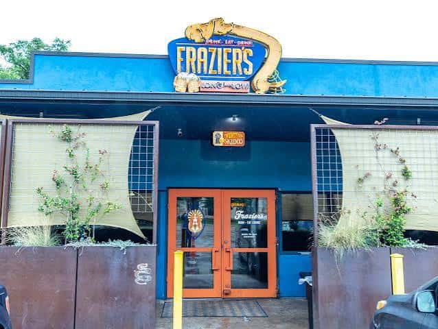 Vista exterior del local Frazier's Long & Low con su distintiva fachada azul y letrero