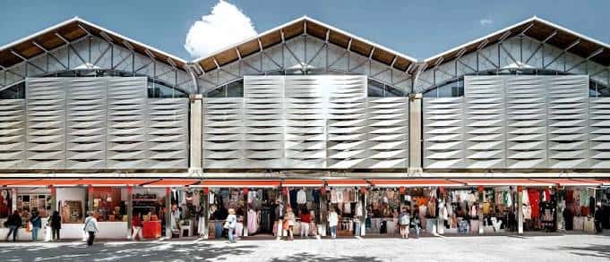 Fachada exterior del Mercat del Ninot con su distintivo diseño de paneles metálicos ondulados