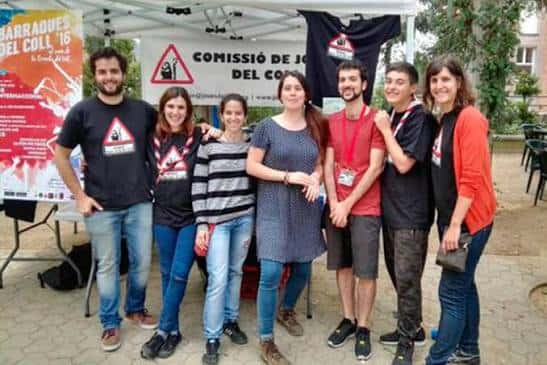 Grupo de jóvenes en un evento al aire libre en el Casal de Joves del Coll