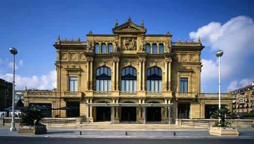 Fachada principal del Kursaal, sede de Donostia Kultura
