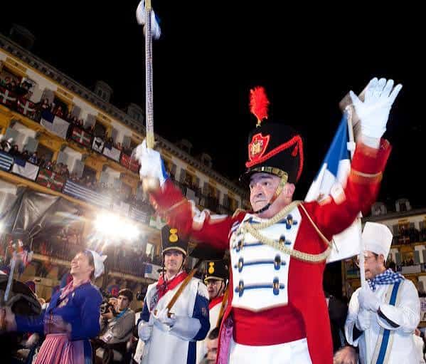 Escena de la Tamborrada de San Sebastián, evento cultural emblemático de la ciudad