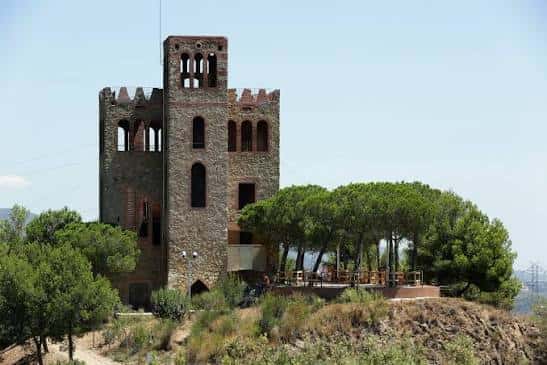 Vista frontal del Castell de Torre Baró con su torre principal y muros de piedra