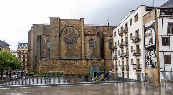 Fachada lateral de la Iglesia de San Vicente y plaza adoquinada frente al Teatro Principal