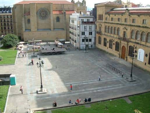 Vista aérea de la Plaza Zuloaga con la Iglesia de San Vicente y el Teatro Principal