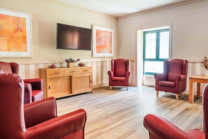 Sala de estar común con sillones rojos y decoración acogedora