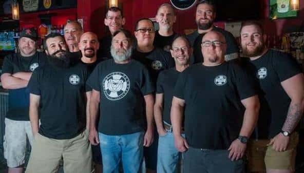 Grupo de camareros y personal del bar The Iron Bear