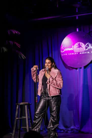 Comediante femenina en el escenario del Sunset Strip Comedy Club