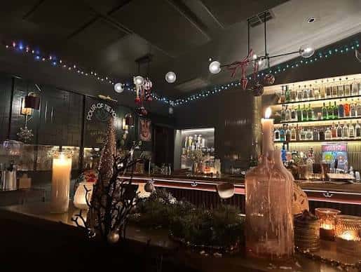 Ambiente acogedor del bar con luces de cadena y decoración festiva