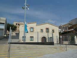 Vista frontal de Can Riera con escaleras y bandera catalana