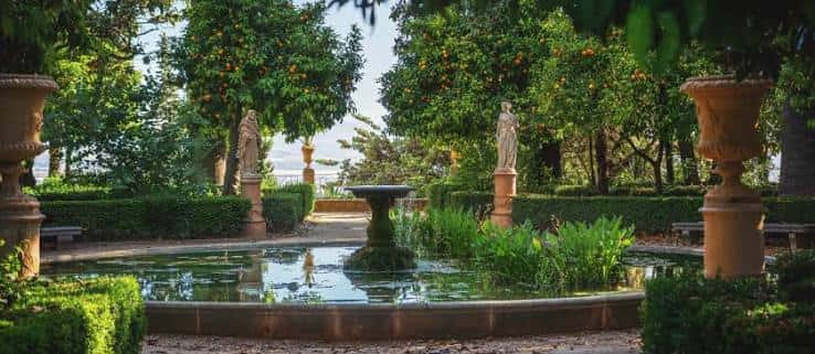 Jardín del Carmen de los Mártires con fuente central y estatuas rodeado de naranjos