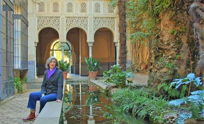 Patio andalusí con arcos decorativos y canal de agua en el Carmen de los Mártires