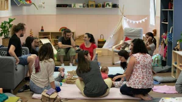 Grupo de familias reunidas en círculo en un espacio de convivencia