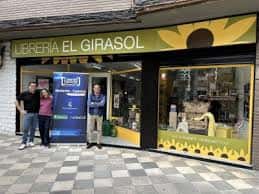 Fachada de Librería El Girasol con personas frente a la entrada